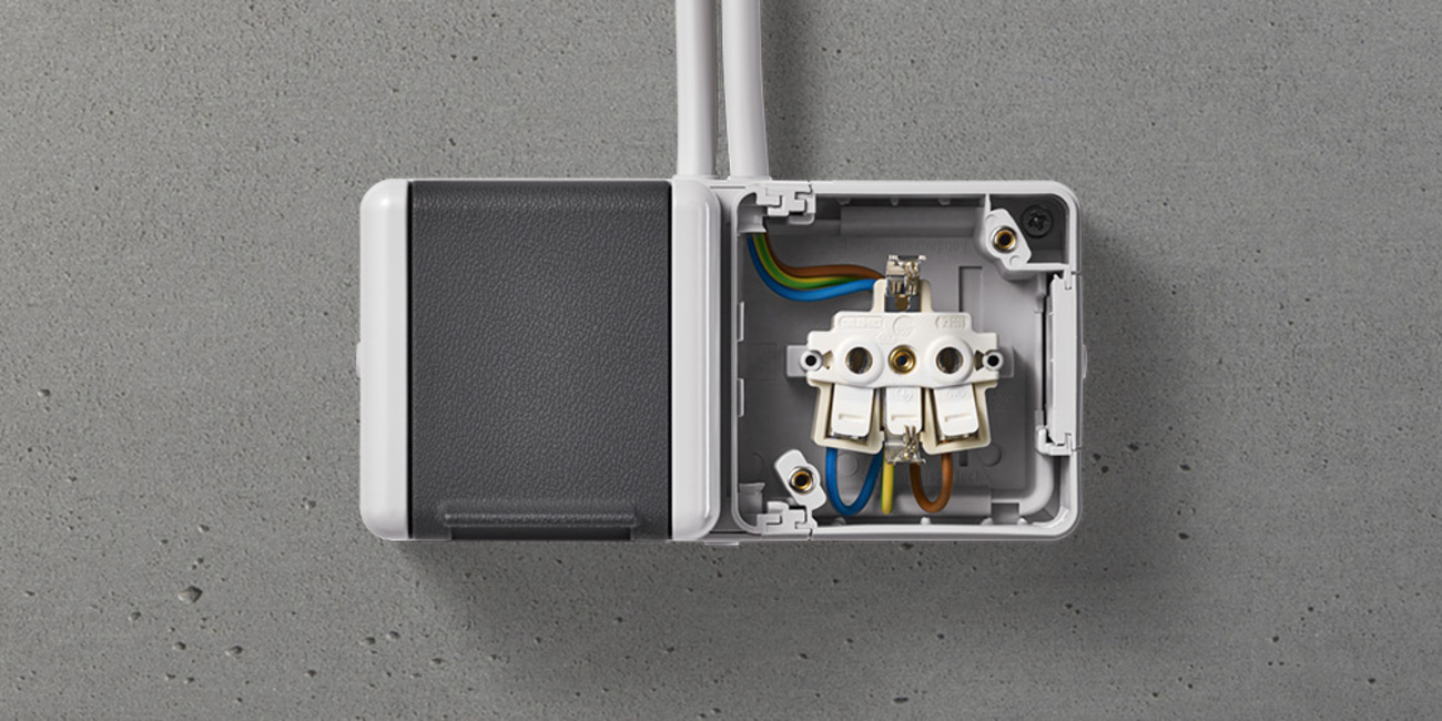 Doppelsteckdose mit Trennsteg bei Lobmeier Elektrotechnik GmbH in Hepberg